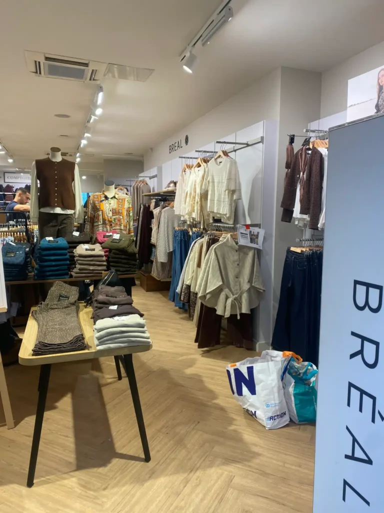 Nettoyage magasin Breal avec rayonnages et vêtements à Rouen